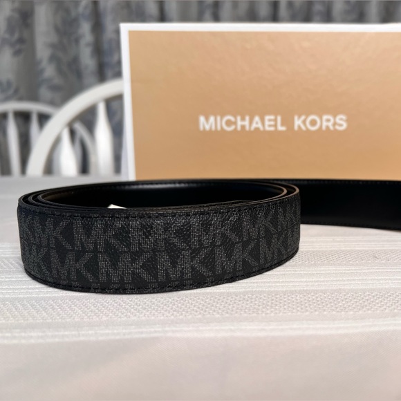 104. Michael Kors Men Logo Belt In Signature-Print REVERSIBLE - Picture 8 of 11